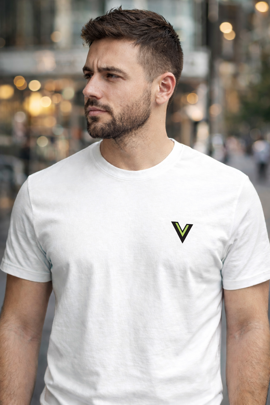 T-shirt EVNIK blanc manches courte avec logo V noir et vert clair côté coeur